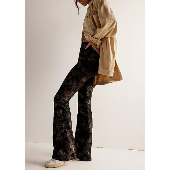 🎉LAST CHANCE🎉 FREE PEOPLE Jayde Metallic Printed Flare Jeans / Black Tie - Picture 8 of 10